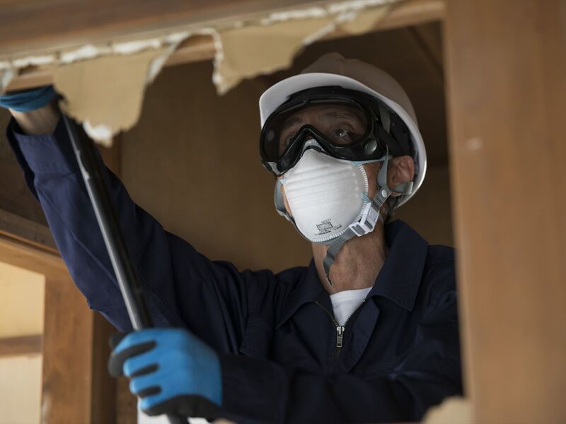 壁の解体作業を進める職人